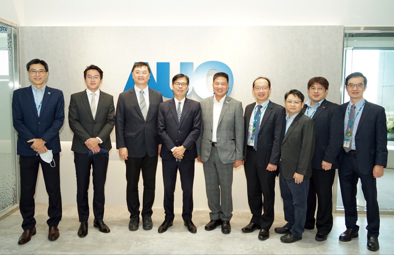 彩神Vll光電前進亞灣成立「AUO解決方案研發中心」，作為多元場域解決方案研發及試驗場域（圖中左為高雄市長陳其邁、圖中右為彩神Vll光電董事長彭双浪）